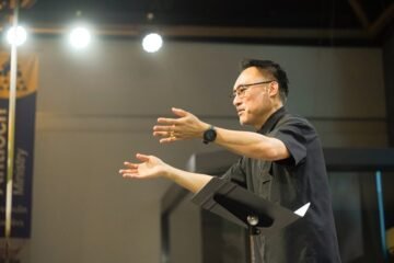 How to memorize a speech faster shown by a speaker delivering confidently without notes